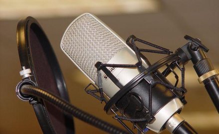 Nadawca publiczny nie może przerywać audycji reklamami