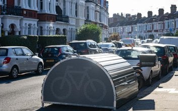 Standardowy hangar zajmuje powierzchnię równą połowie jednego miejsca parkingowego dla samochodu