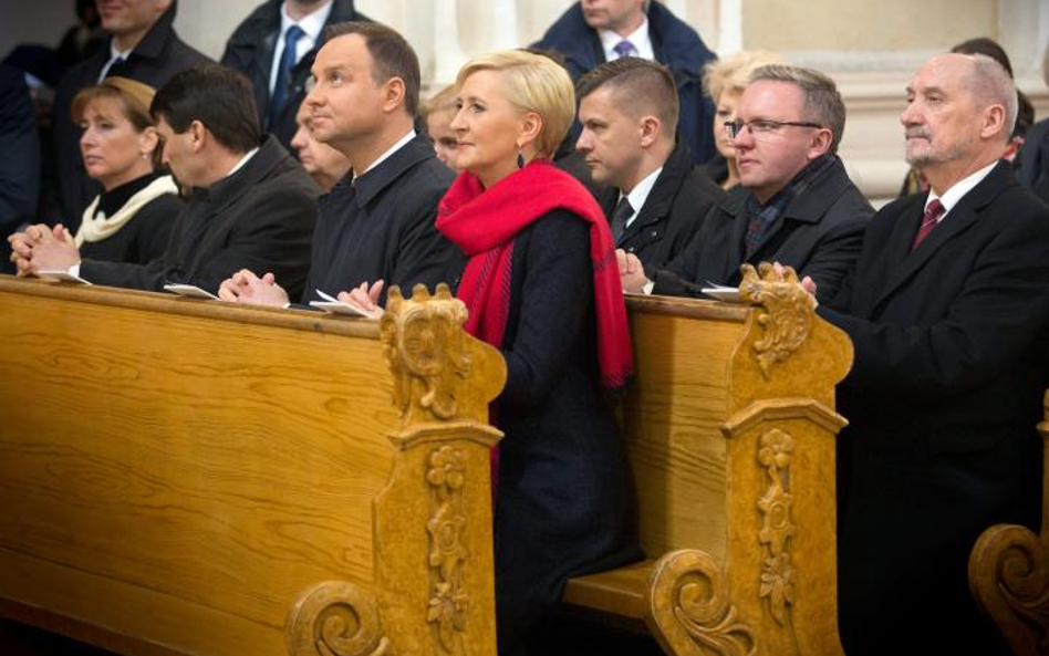 Prezydent Andrzej Duda z małżonką Agatą Kornhauser-Dudą biorą udział we mszy podczas wizyty w Piotrk
