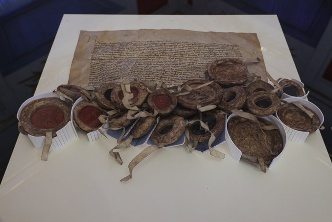 Jeden odzyskanych dokumentów potwierdzający rozejm w Brześciu Kujawski z 26 kwietnia 1418 z piecząci