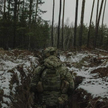 Soldato ucraino in una trincea