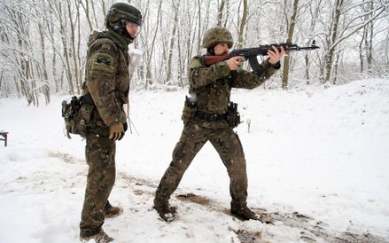 Szkolenie ochotników z Obrony Narodowej na strzelnicy pod Krakowem