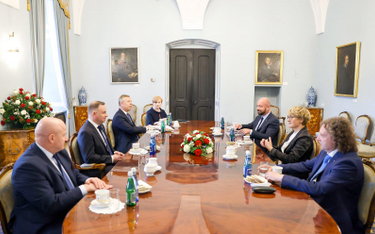 Andrzej Duda (drugi z lewej) ewentualną zmianę terminu wyborów konsultuje m.in. z samorządowcami.