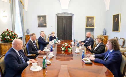 Andrzej Duda (drugi z lewej) ewentualną zmianę terminu wyborów konsultuje m.in. z samorządowcami.