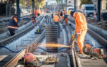 Ręczne szlifowanie torów na Rakowieckiej