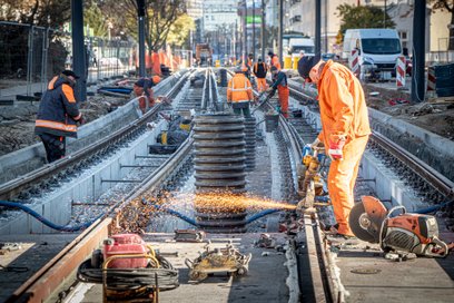 Ręczne szlifowanie torów na Rakowieckiej