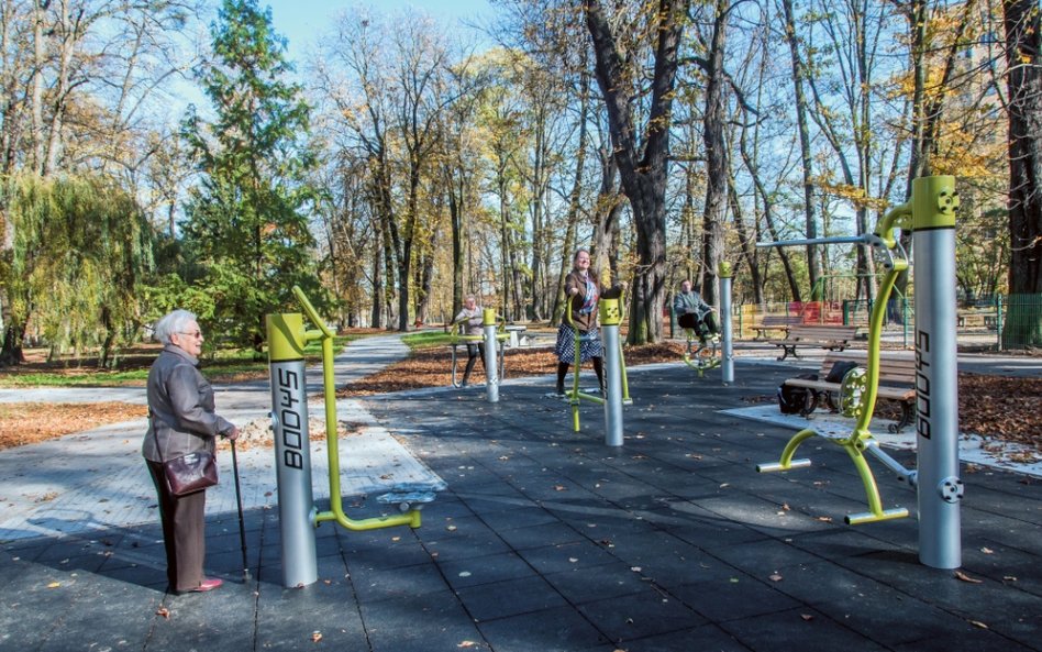 W parku Starokozielskim zamontowano 6 stanowisk do ćwiczeń – gliwiczanie mogą korzystać z podciągacz