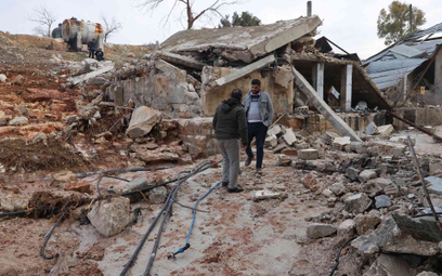 Zniszczenia po ataku rosyjskiego lotnictwa w rejonie Idlib