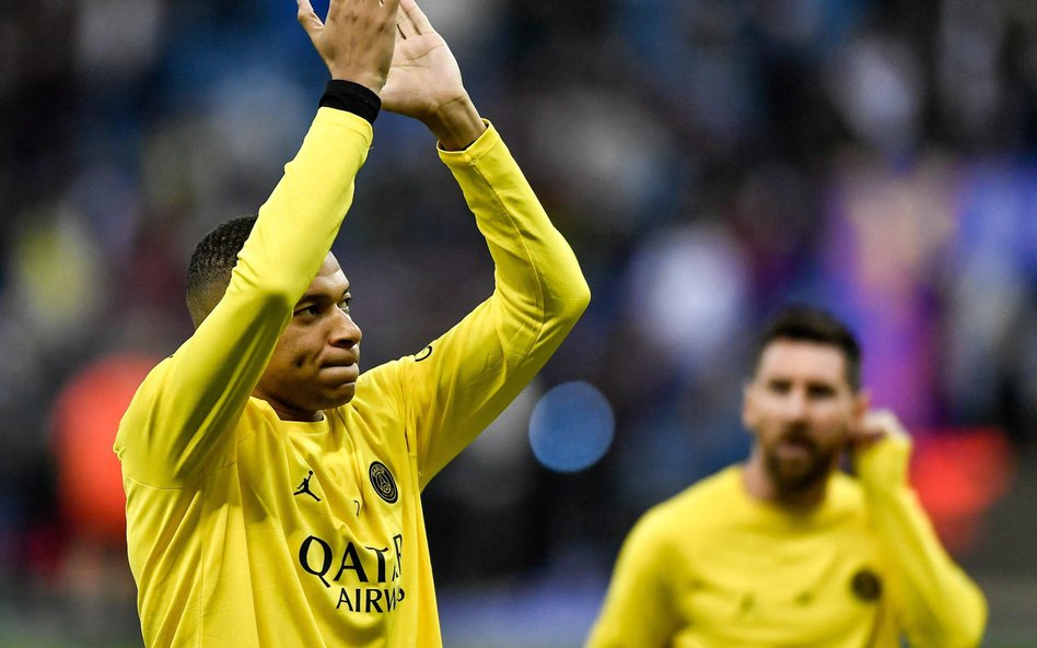 As Paris Saint-Germain Kylian Mbappe (na pierwszym planie) w meczu z Bayernem może nie zagrać, choć 