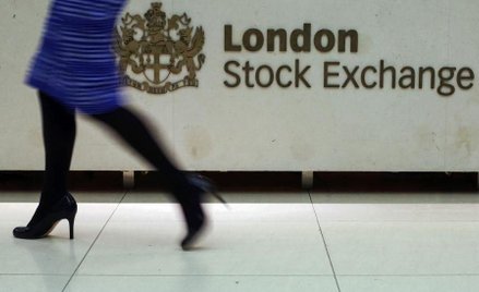 Taniejący funt i niskie wyceny na giełdzie w Londynie zachęcają łowców okazji do przejmowania brytyj