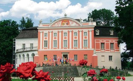Zespół pałacowy w Kurozwękach ma wspaniała architekturę.