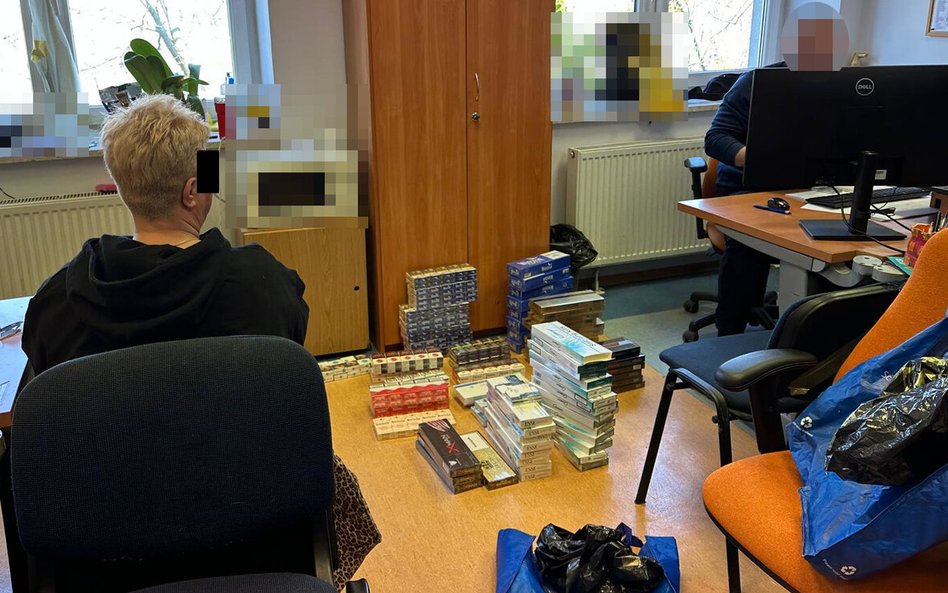 W momencie zatrzymania przy kobiecie znaleziono pierwsze 12 paczek papierosów, jednak prawdziwy maga