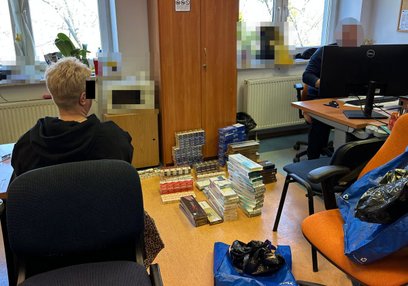 W momencie zatrzymania przy kobiecie znaleziono pierwsze 12 paczek papierosów, jednak prawdziwy maga