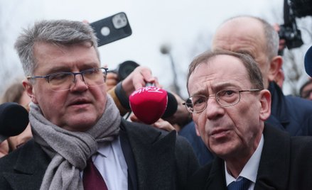 Politycy PiS Mariusz Kamiński i Maciej Wąsik przed Sejmem