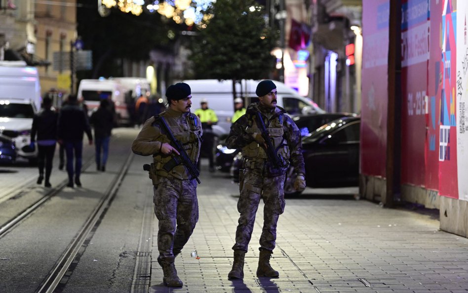 Turecka policja na miejscu zamachu w Stambule