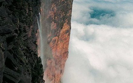 Imponujące, wyrastające stromo z bujnej tropikalnej puszczy ściany majestatycznego masywu Kukenán