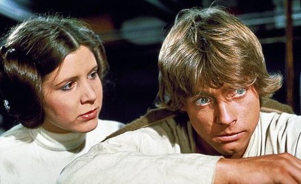 Carrie Fisher i Mark Hamill w „Gwiezdnych wojnach: Część 4 – Nowa nadzieja” George’a Lucasa (1977)