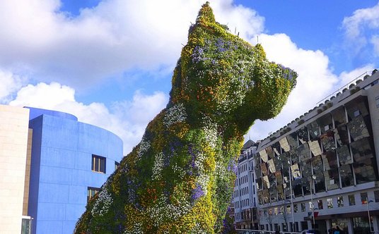 „Puppy”, wykonana z kwiatów rzeźba Koonsa przez Muzeum Guggenheima w Bilbao.