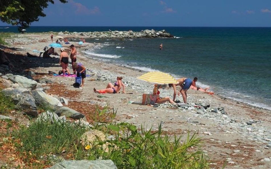 W drugiej części wioski, za kamiennym falochronem wychodzącym w morze, rozciąga się plaża żwirowa