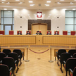 Prezes TK Andrzej Rzepliński (C) oraz sędziowie TK, od lewej: Leon Kieres, sędzia sprawozdawca Stani