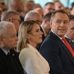 Prezydent elekt Karol Nawrocki (3L), jego żona Marta Nawrocka (2L) i prezes PiS Jarosław Kaczyński (