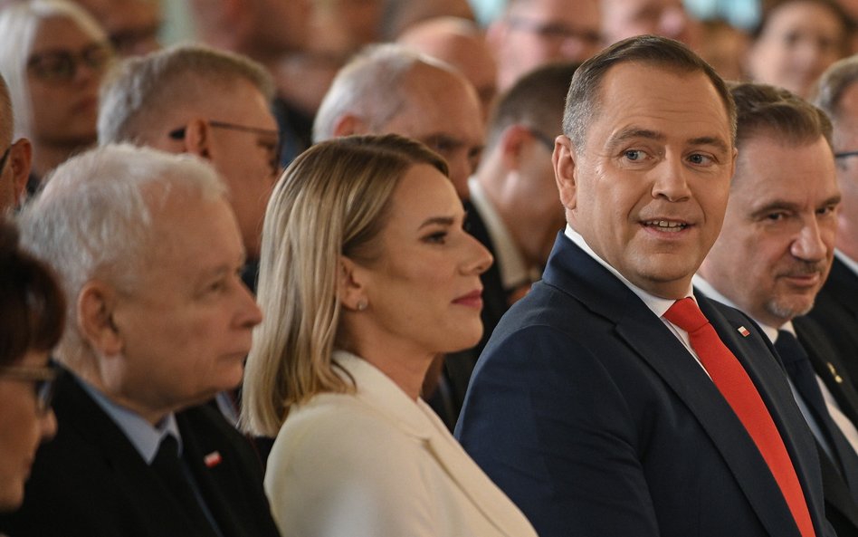 Prezydent elekt Karol Nawrocki (3L), jego żona Marta Nawrocka (2L) i prezes PiS Jarosław Kaczyński (