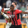 Piłkarze Milanu i Juventusu w walce o piłkę