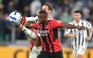 Piłkarze Milanu i Juventusu w walce o piłkę