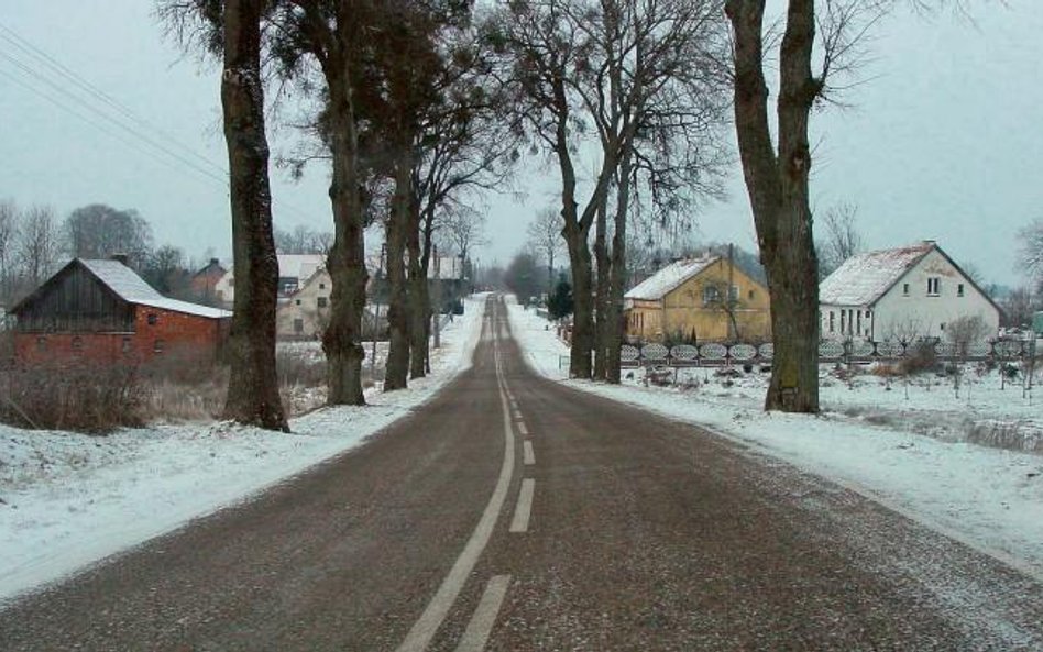 Perły (przed wojną Perlswalde) leżą w województwie warmińsko–mazurskim, w powiecie węgorzewskim, tuż