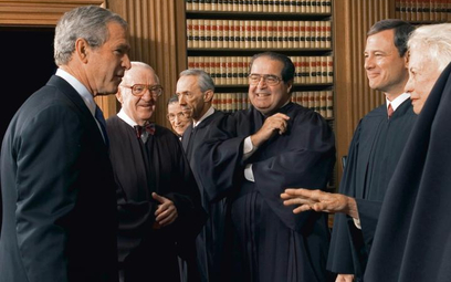 Antonin Scalia (w środku) w rozmowie z George,em W. Bushem i innymi sędziami Sądu Najwyższego USA. F