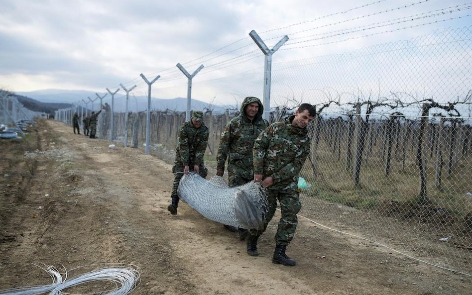 Macedonia rozpoczęła budowę drugiego odcinka muru, który ma zagrodzić drogę imigrantom udającym się 