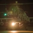 Amerykański śmigłowiec bojowy Boeing AH-64E Apache Guardian przerzucony na jedno z lotnisk na Łotwie