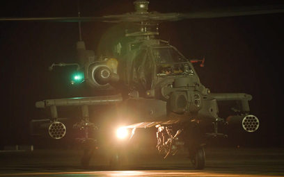 Amerykański śmigłowiec bojowy Boeing AH-64E Apache Guardian przerzucony na jedno z lotnisk na Łotwie