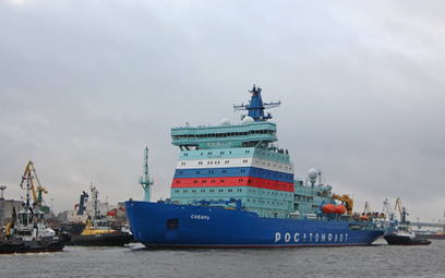 Lodołamacz atomowy Sibir wychodzi z petersburskiej Stoczni Bałtyckiej na stoczniowe próby morskie.