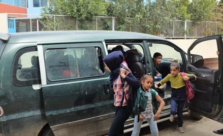 Syryjscy uczniowie dojeżdżają na drugą zmianę w szkole w Kwaszrze w północnym Libanie.