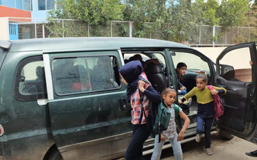 Syryjscy uczniowie dojeżdżają na drugą zmianę w szkole w Kwaszrze w północnym Libanie.