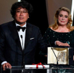 Koreańczyk Bong Joon-Ho odbiera Złotą Palmę festiwalu w Cannes od Catherine Deneuve