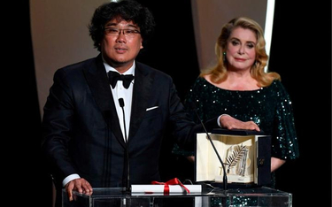 Koreańczyk Bong Joon-Ho odbiera Złotą Palmę festiwalu w Cannes od Catherine Deneuve