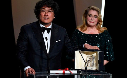 Koreańczyk Bong Joon-Ho odbiera Złotą Palmę festiwalu w Cannes od Catherine Deneuve