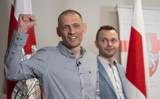 Siarhej Cichanouski podczas swojej pierwszej konferencji prasowej w Wilnie