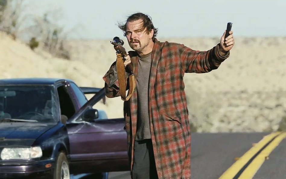 Leonardo DiCaprio w filmie „Jedna bitwa po drugiej” Paula Thomasa Andersona, który ma dziś blisko 40