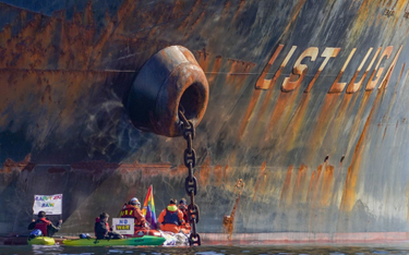 Działacze Greenpeace przykuli się do tankowca z rosyjską ropą