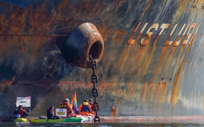 Działacze Greenpeace przykuli się do tankowca z rosyjską ropą
