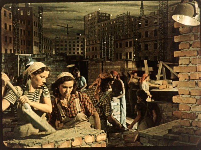 "Przygoda Na Mariensztacie" rzeczywistość socrealistyczną pokazuje w formie romantycznej komedii