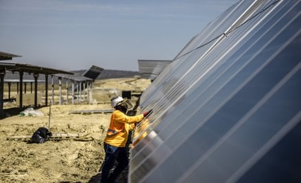 Instalacja paneli  na farmie w północnej części Hiszpanii.