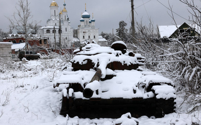 Rosyjski czołg pod Swiatohirśkiem w obwodzie donieckim