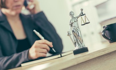 Nowe prawo 2026. Darmowy prawnik doradzi przez telefon albo na WhatsAppie