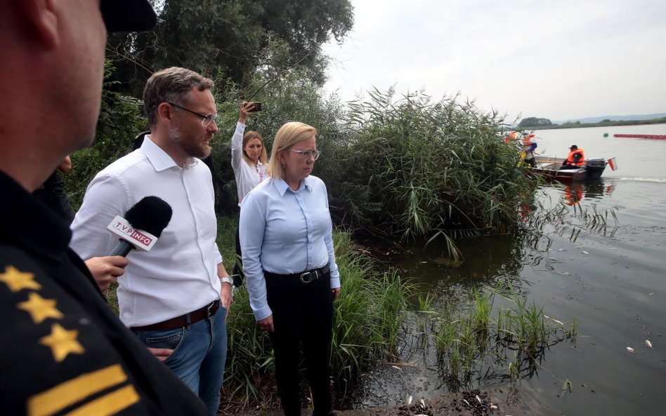 Wojewoda zachodniopomorski Zbigniew Bogucki i minister środowiska i klimatu Anna Moskwa nad Odrą