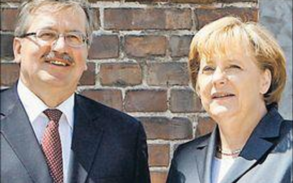 Bronisław Komorowski i Angela Merkel przed pomnikiem