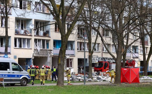 Na miejscu eksplozji w Tychach pracują policjanci i strażacy